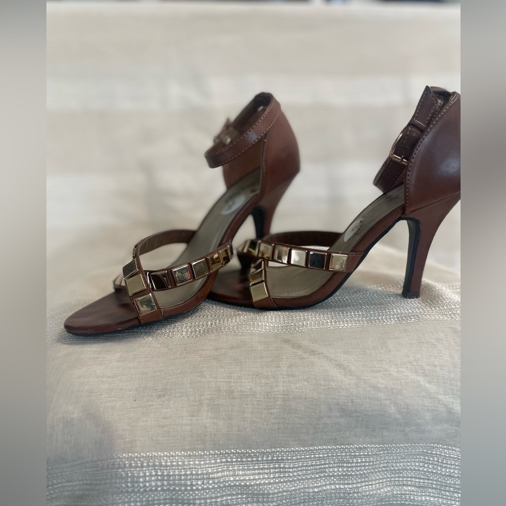 Brown heels with gold squares at the front of your foot